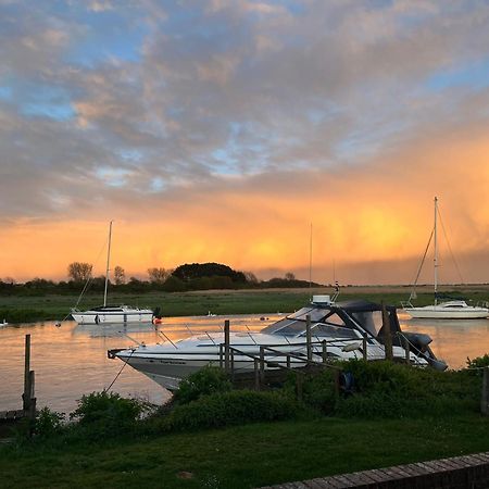 Hot Tub With A View - Christchurch Harbour المظهر الخارجي الصورة