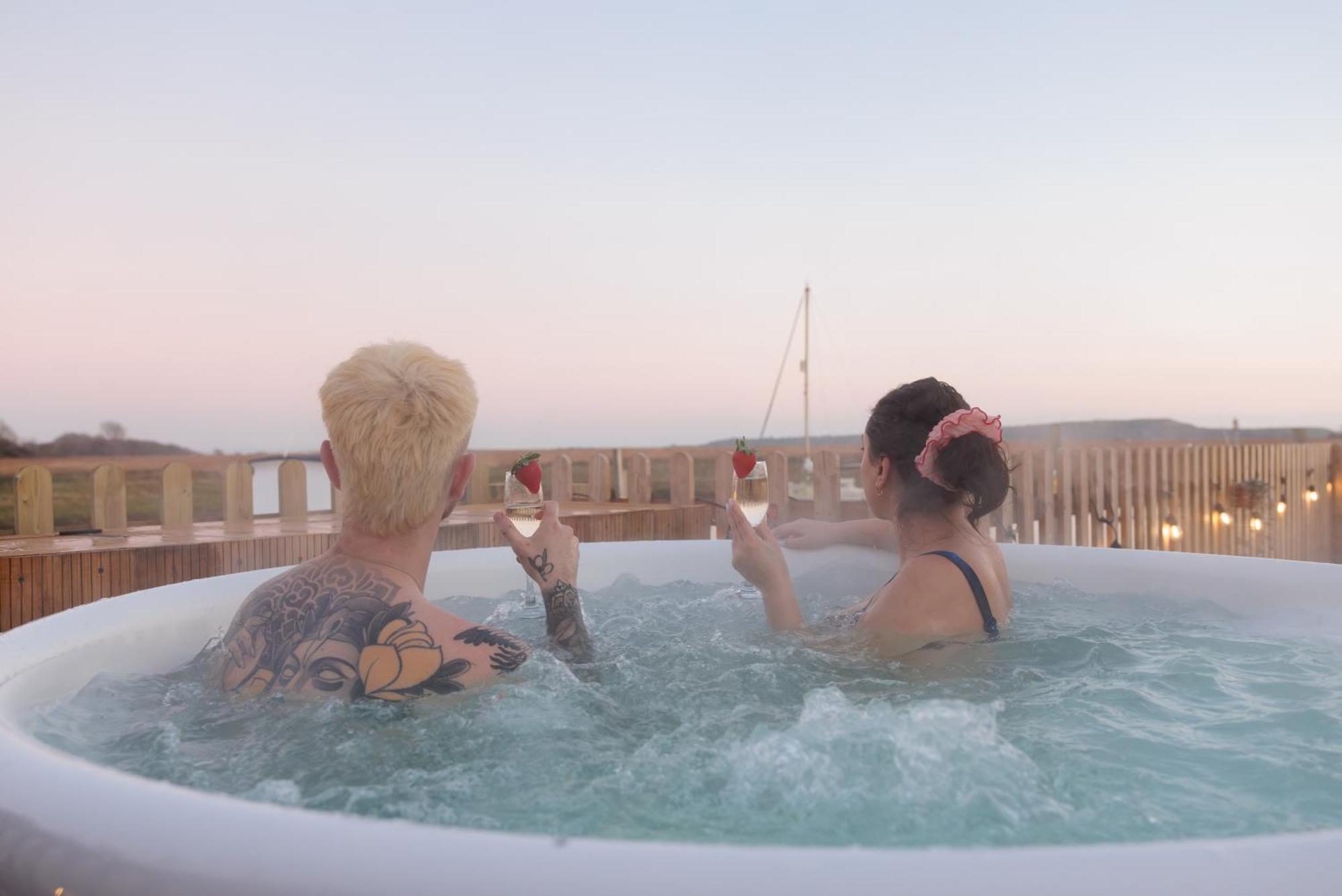 Hot Tub With A View - Christchurch Harbour المظهر الخارجي الصورة