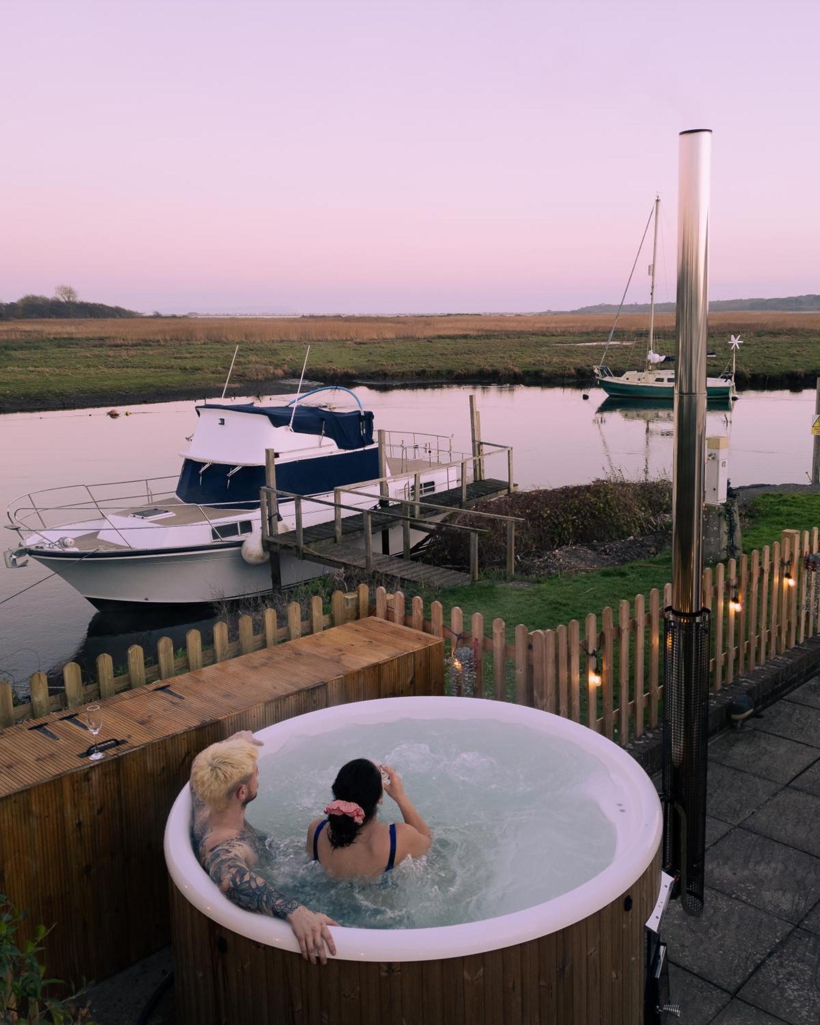 Hot Tub With A View - Christchurch Harbour المظهر الخارجي الصورة