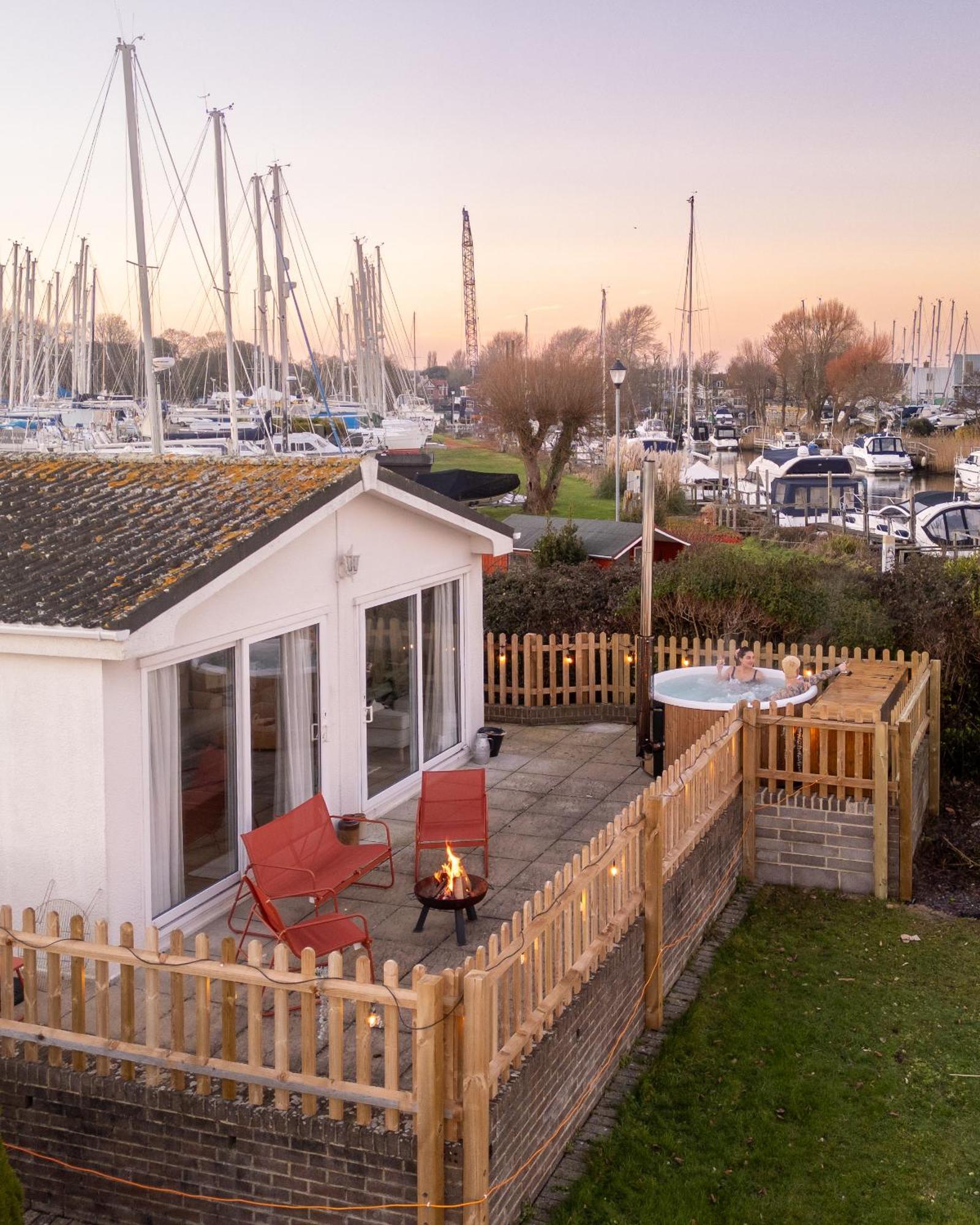 Hot Tub With A View - Christchurch Harbour المظهر الخارجي الصورة